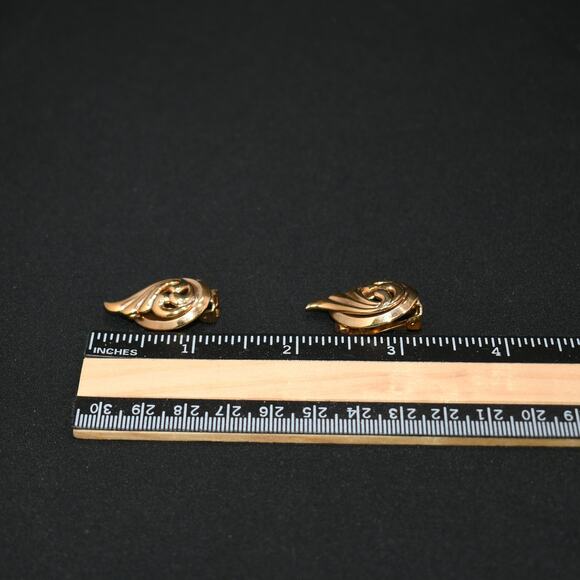 Vintage Alice Jewelry Co Gold Tone Clip Earrings, Pat Pend Clasp, 1960s - Picture 9 of 10